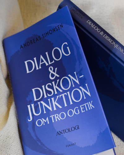 Foto af en hardcover-bog med smudsomslag