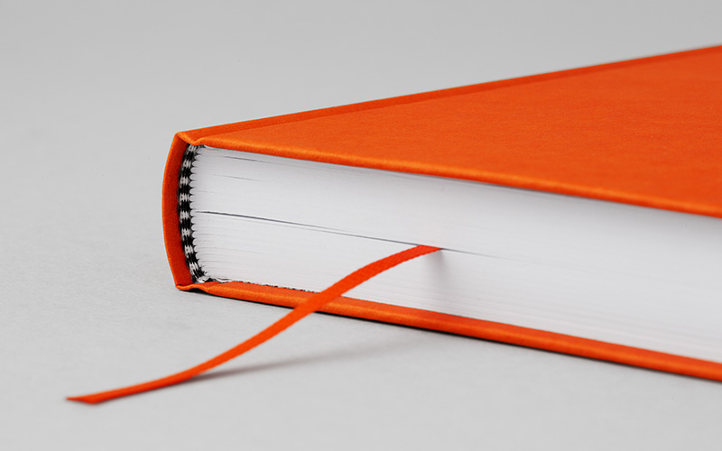 Foto af en garnhæftet hardcover