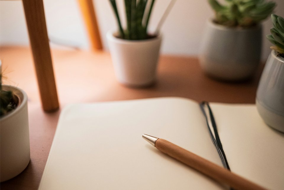 Foto af en notesbog på et skrivebord