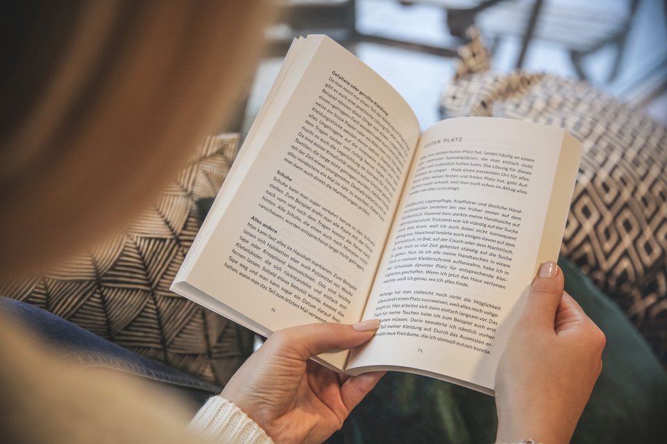 En kvinde læser en paperbackbog