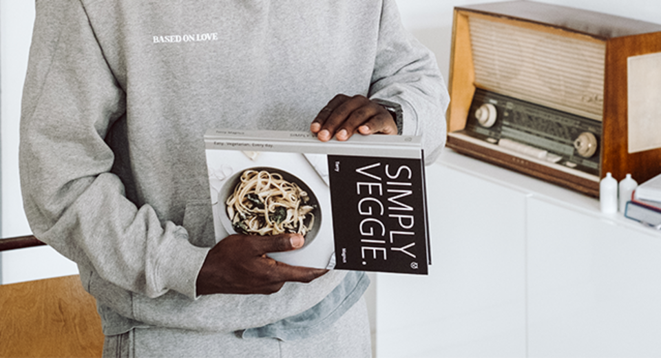 mand holder indbunden bog