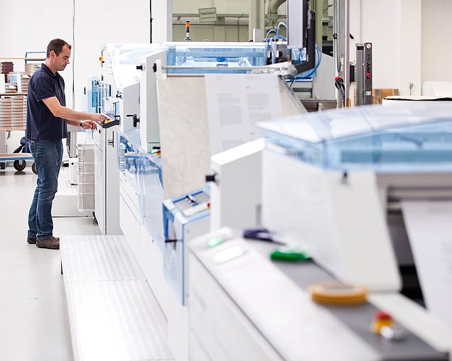 En mand arbejder på en printer