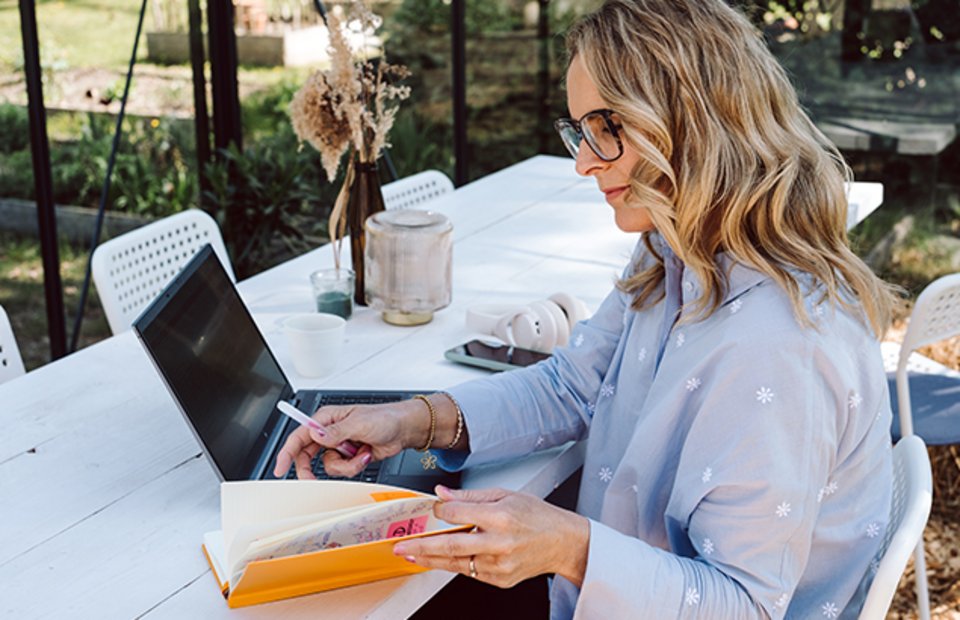 En forfatter udregner salgsprisen på sin egen bog